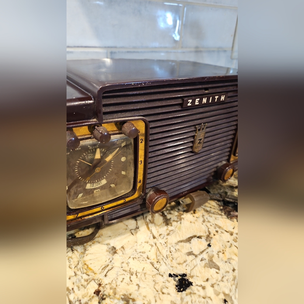 Mid-Century 1950s Zenith Radio Alarm Clock - Picture 2 of 3